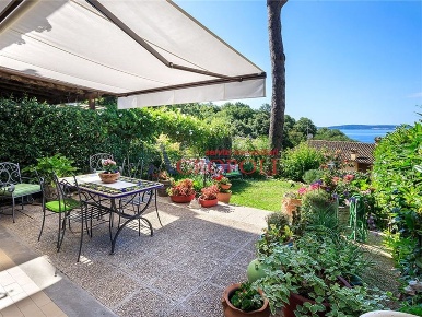 Foto Villa a schiera in Via  Cipollini, Trevignano Romano Possesso