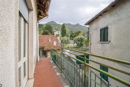 Foto Villa a schiera in Via San Bernardino, Galbiate Centro di 210 m²
