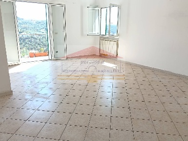 Foto Appartamento in Strada San Benedetto, Imperia Porto Maurizio di 101 m²
