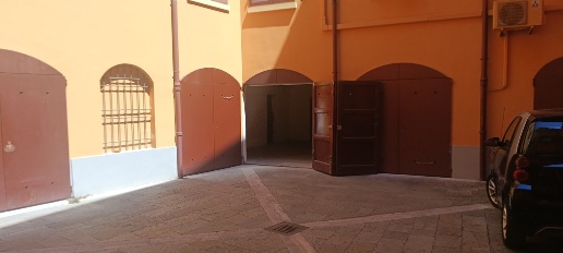 Foto Posti auto in Via dei Balugola 14, Modena Centro Storico di 40 m²