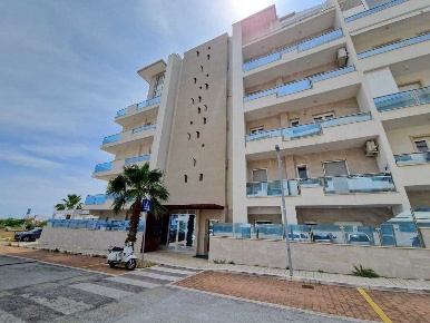 Foto Appartamento in Via Giacomo Puccini, Monopoli Centro di 90 m²