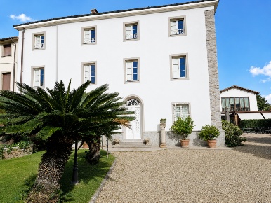 Foto Villa unifamiliare in Via di Poggio Seconda, Lucca di 550 m²