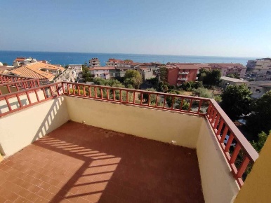 Foto Appartamento in Viale Aldo Moro 4, Bova Marina di 120 m² con 4 locali