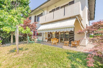 Foto Villa bifamiliare in Via Verdi 20, Mozzo Centro di 350 m² con 9 locali