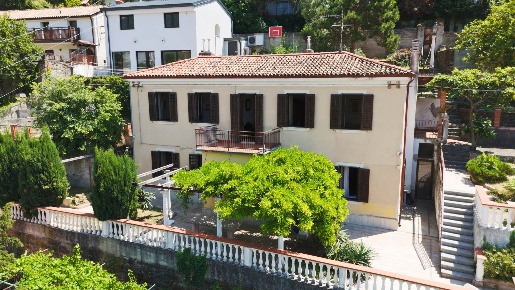 Foto Villa unifamiliare a Trieste Roiano di 214 m² con 9 locali in vendita