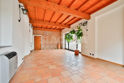Foto Negozio in Vicolo S. Ambrogio, Ronco Briantino di 50 m² con 1 locali