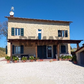 Foto Casa indipendente in STRADA MONTAPPONESE 4, Falerone di 213 m²