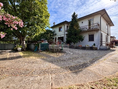 Foto Casa indipendente in PIAZZA XXV APRILE, Lonigo Centro di 603 m²
