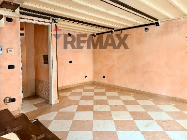 Foto Negozio in Via Canalino 80-82, Modena Centro Storico di 32 m²
