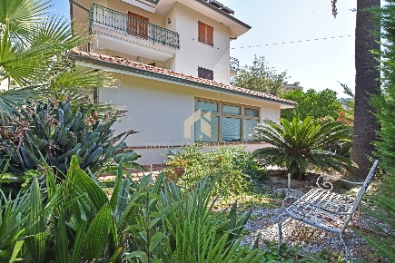 Foto Appartamento in Corso Regina Margherita, Ospedaletti di 93 m²