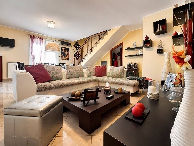 Foto Duplex in francesco crocco, Casapulla di 160 m² con 5 locali