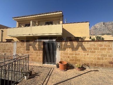 Foto Villa a schiera in Via Delle Case 6, Cinisi Centro di 200 m²