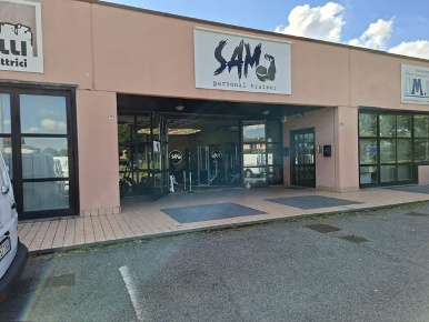 Foto Locale commerciale a Cassano d'Adda Centro di 120 m² in vendita