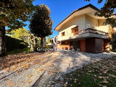 Foto Villa unifamiliare a Forte dei Marmi Centro di 470 m² con 13 locali