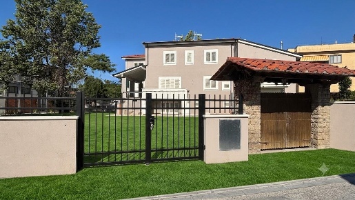 Foto Villa unifamiliare a Cascina Centro di 180 m² con 6 locali in vendita