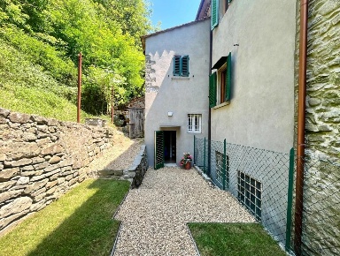 Foto Casa indipendente a Pistoia Le Piastre di 340 m² con 12 locali