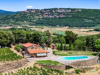 Foto Villa unifamiliare a Massa Marittima Centro di 196 m² con 6 locali