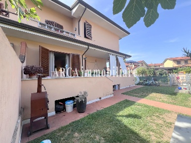 Foto Villa unifamiliare a Pietrasanta di 130 m² con 7 locali in vendita
