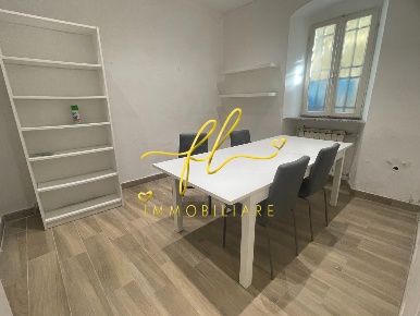 Foto Locale commerciale a Carrara Marina di Carrara di 35 m² con 2 locali