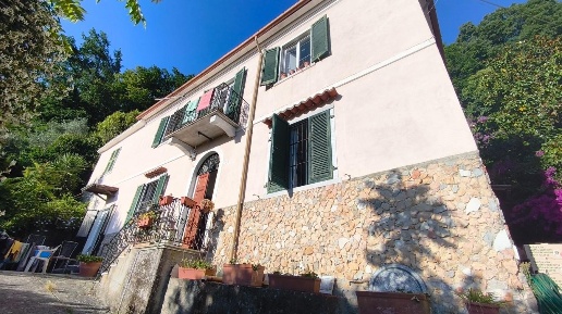 Foto Casa indipendente a Carrara Centro di 230 m² con 12 locali in vendita