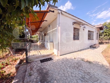 Foto Villa bifamiliare in Via Corana 70, Cisterna di Latina di 105 m²