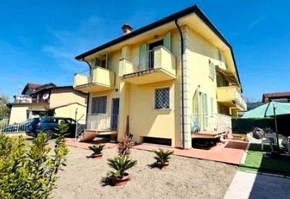 Foto Villa a schiera a Massa Zona Industriale di 140 m² con 6 locali
