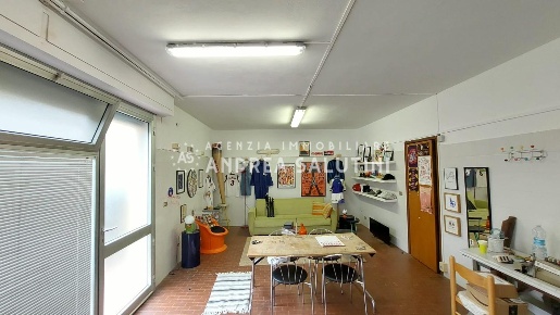Foto Negozio a Calcinaia Fornacette di 54 m² con 1 locali in vendita