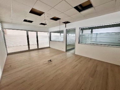 Foto Capannone industriale a Casciana Terme Lari di 2000 m² con 4 locali