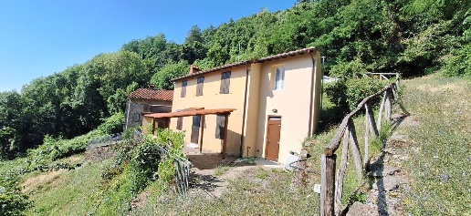 Foto Casale a Pescaglia di 100 m² con 6 locali in vendita