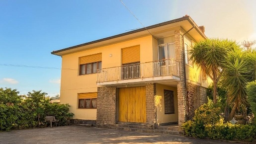 Foto Villa unifamiliare a Cascina Semicentro di 250 m² con 8 locali