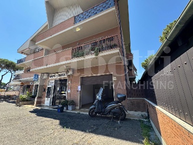 Foto Negozio in Via A. MANZONI 22, Marino Santa Maria delle Mole di 78 m²