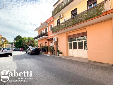 Foto Negozio in Via Luca della Robbia 69, Patti Centro di 120 m² in affitto