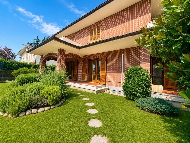 Foto Appartamento in Via Viorate 8, Broni Centro di 120 m² con 3 locali
