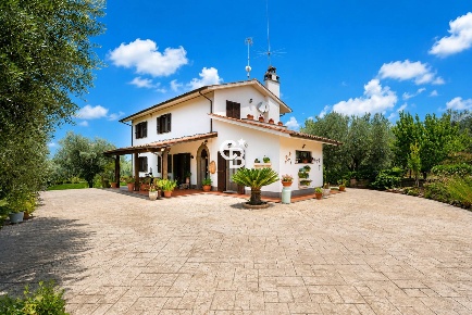Foto Villa unifamiliare in Strada Cassia Sud 121/B, Viterbo di 180 m²