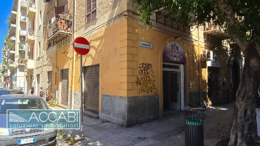 Foto Locale commerciale in Via Sammartino, Palermo di 57 m² con 2 locali
