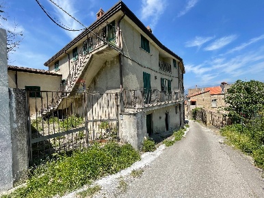 Foto Casa indipendente in Via procusi 30, Solopaca di 300 m² con 12 locali