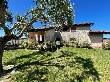 Foto Villa unifamiliare in Via avellino 6-8, Amorosi di 400 m² con 9 locali