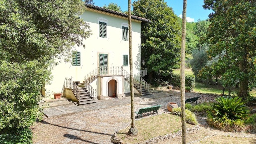 Foto Villa unifamiliare a Lucca Montuolo di 700 m² con 20 locali in vendita
