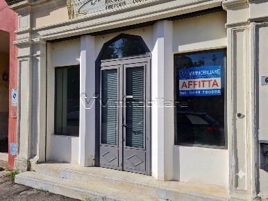 Foto Locale commerciale in via Roma, Noventa Vicentina Centro di 170 m²