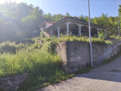 Foto Villa unifamiliare a Carrara di 230 m² con 5 locali in vendita