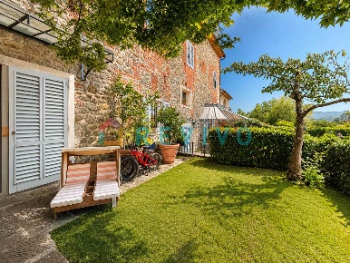 Foto Villa a schiera a Pistoia Giardino Zoologico di 195 m² con 10 locali