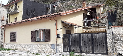 Foto Appartamento in Via Roma, Capistrello Centro di 80 m² con 3 locali