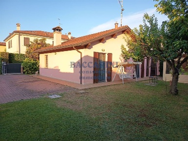 Foto Casa indipendente in VIA CASALE, Faenza di 107 m² con 3 locali