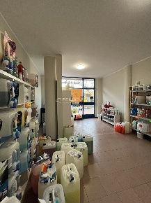 Foto Negozio in Via Emilia 32, Opera Centro di 40 m² con 2 locali