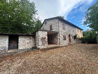 Foto Case semi ndipendenti a Pioraco di 175 m² con 4 locali in vendita