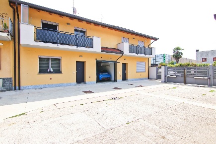 Foto Appartamento in Via Volta 76, Cogliate Centro di 96 m² con 3 locali