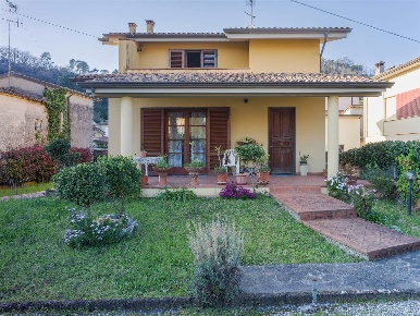 Foto Villa unifamiliare a Massarosa Bozzano, Quiesa di 220 m² con 7 locali