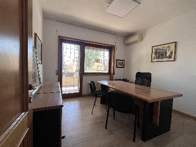 Foto Ufficio in via Cassia  907, Roma Tomba di Nerone di 50 m² con 2 locali