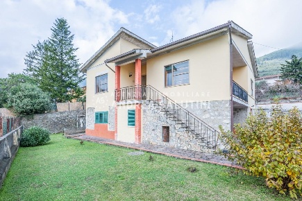 Foto Casa indipendente a Buti Centro di 290 m² con 7 locali in vendita