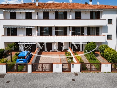 Foto Villa a schiera a Cascina Semicentro di 201 m² con 5 locali in vendita